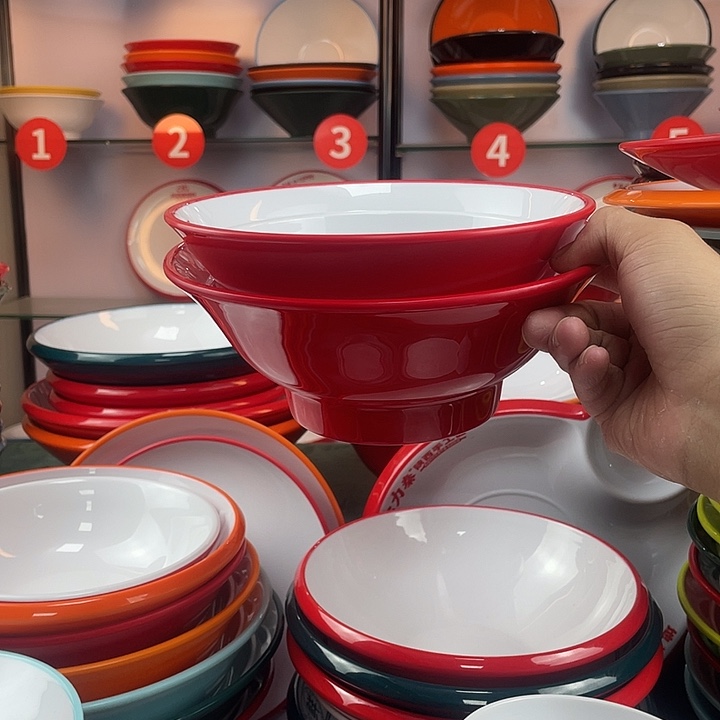 密胺密胺餐具样品。