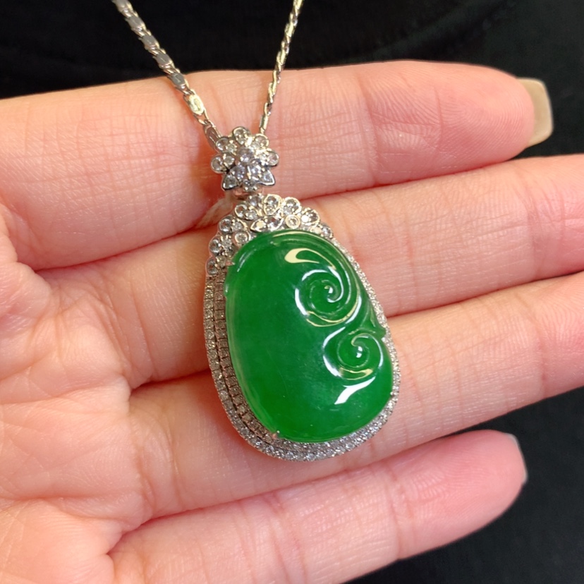 【闪购商品】翡翠18K金镶嵌颈饰如意