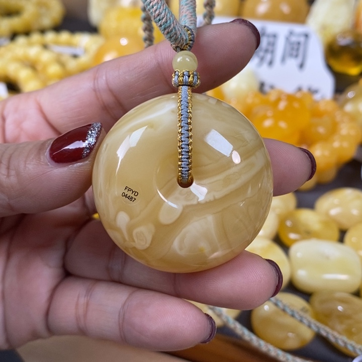 琥珀颈饰未镶嵌平安扣