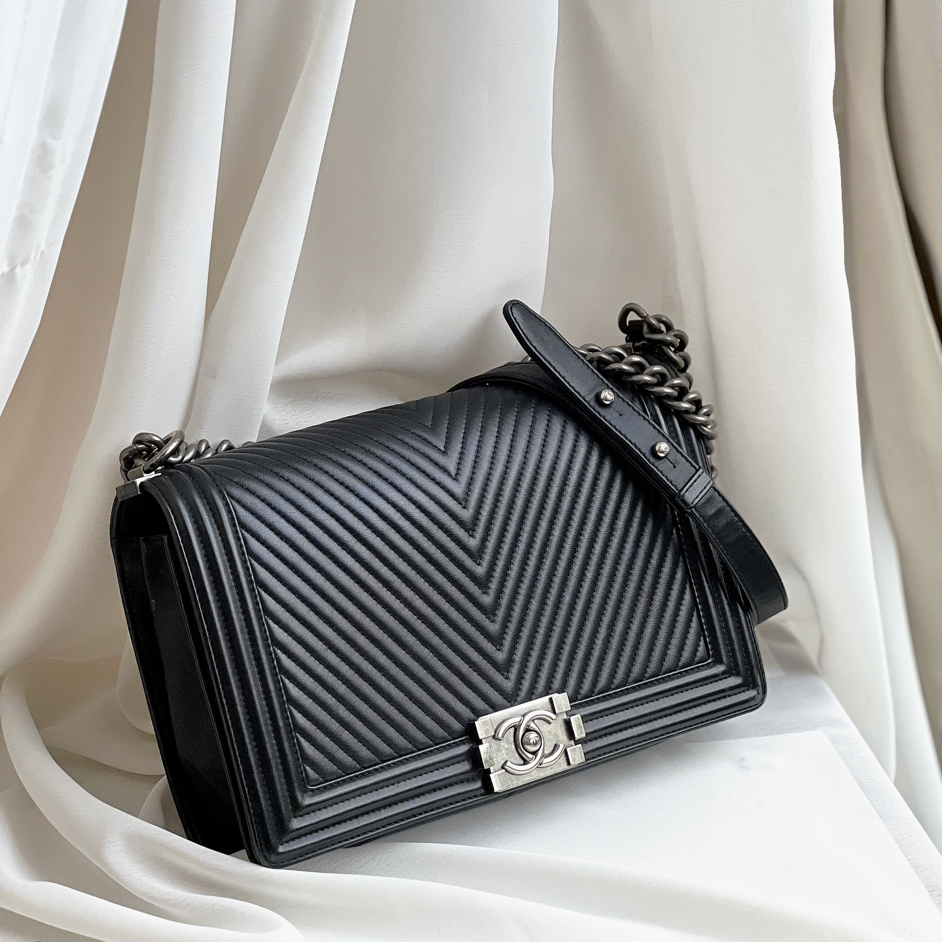 95新 Chanel/香奈儿  Leboy黑V纹牛皮中大号 银扣