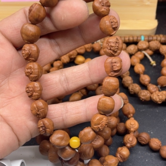 龙纹桃核三疯罗汉