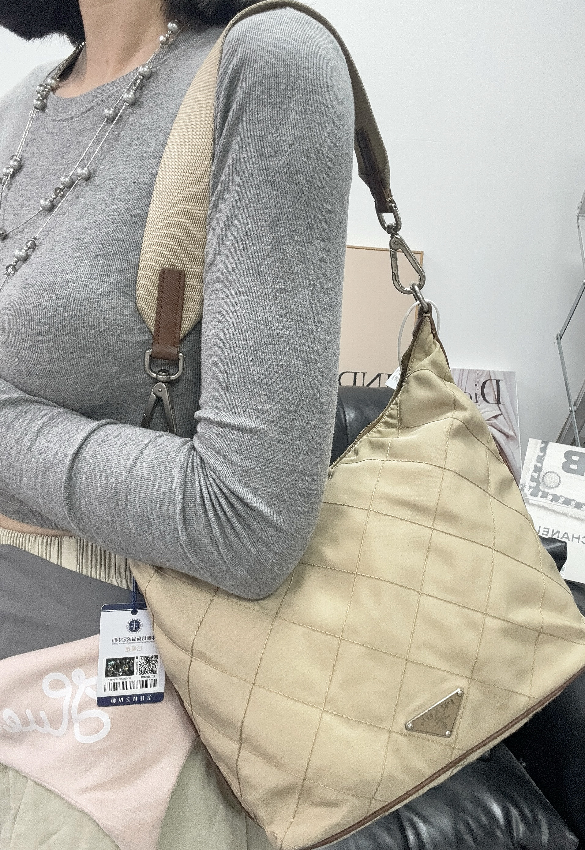 95新 Prada/普拉达 奶茶色降落伞hobo 单肩包/秋境 03806