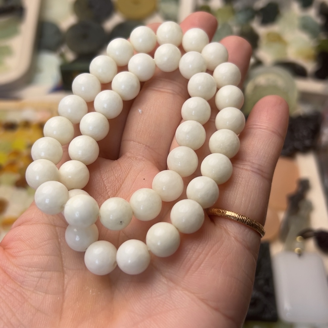 蛇纹石玉颈饰合金