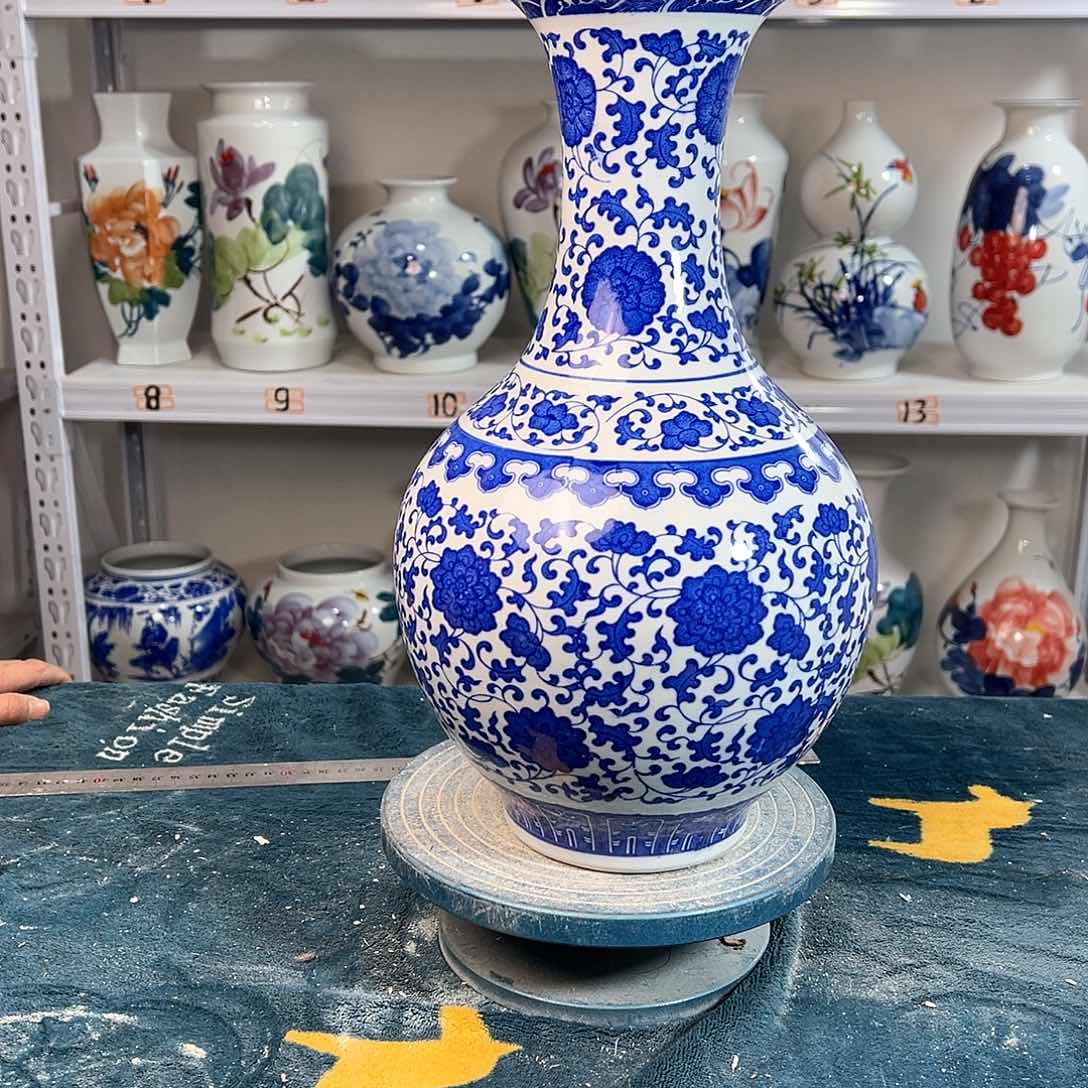 摆件景德镇陶瓷缠枝