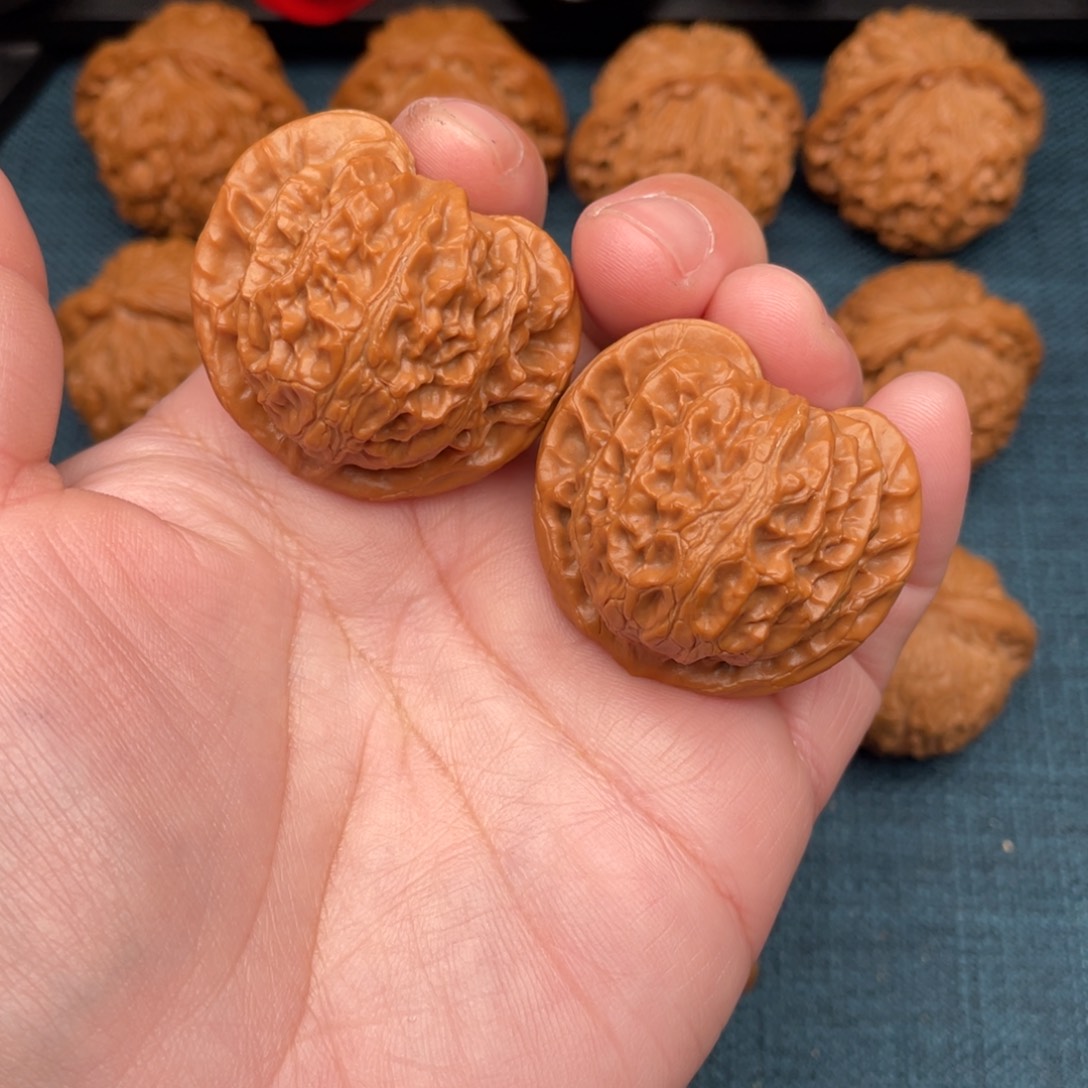 文玩核桃把件全品红皮凹底宫灯39