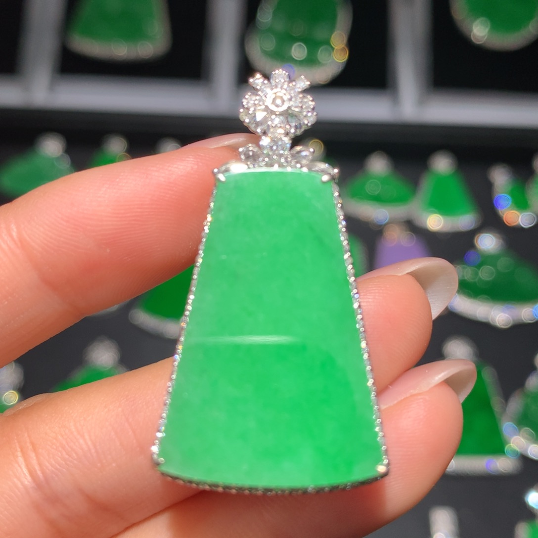 翡翠18K金镶嵌颈饰翡翠