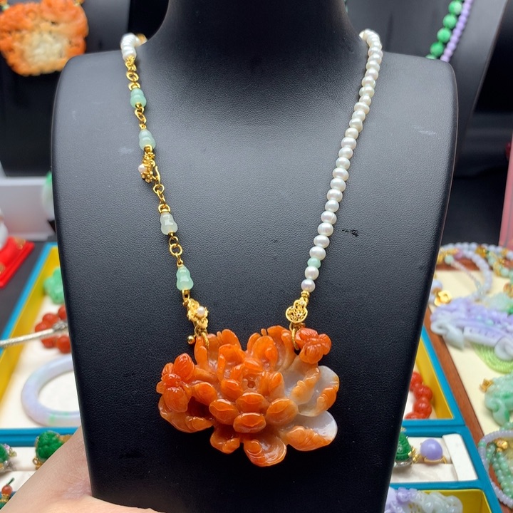 翡翠颈饰未镶嵌红翡花