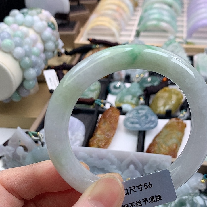 翡翠手镯未镶嵌吊坠