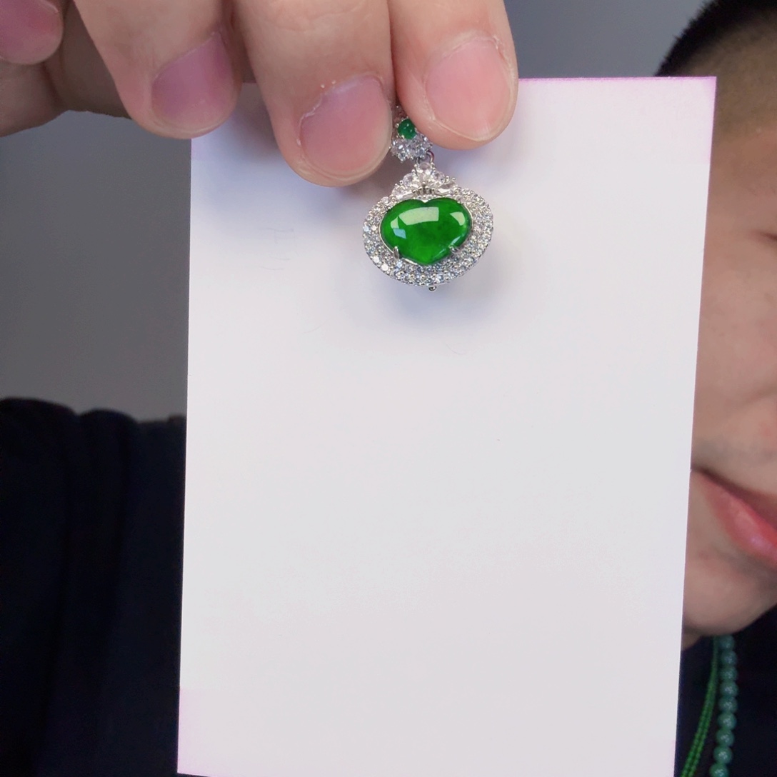 翡翠颈饰未镶嵌一件