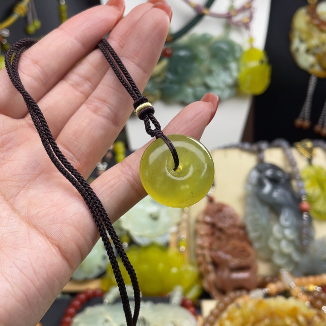 未镶嵌蛇纹石玉颈饰