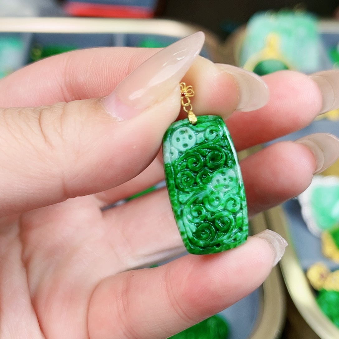 翡翠颈饰18K金镶嵌吊坠