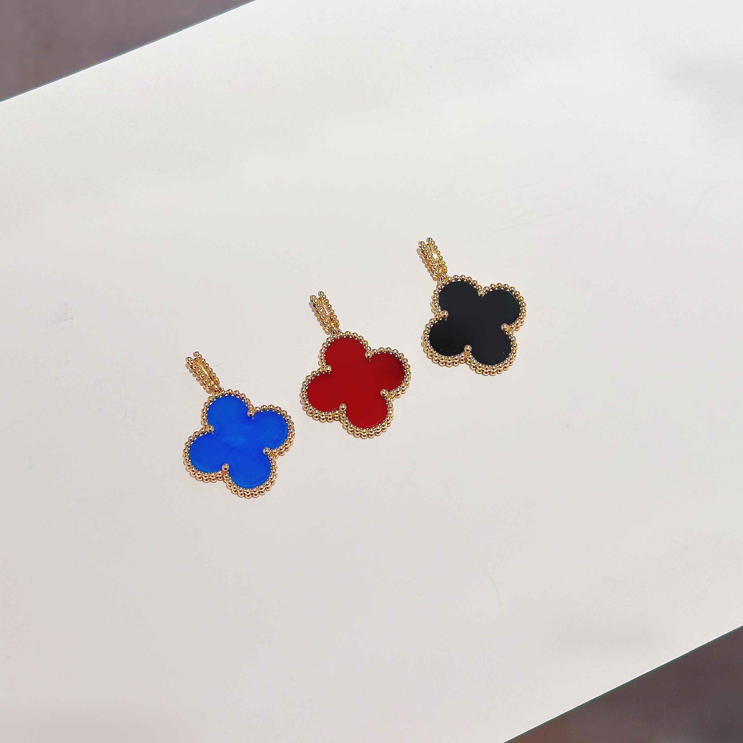 18K金 20mm四叶草吊坠 红色蓝色黑色经典浅金色吊坠多样性发其一