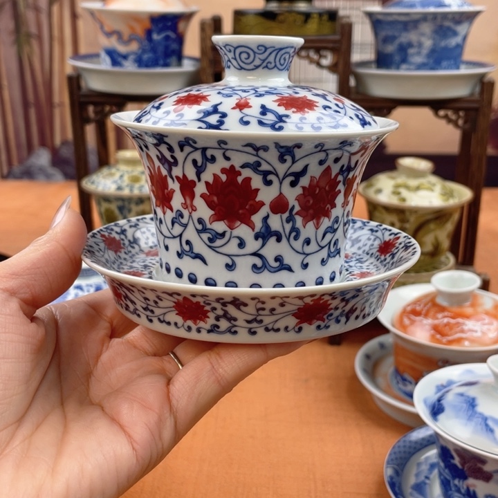 陶摆件釉里红缠枝莲马蹄盖碗