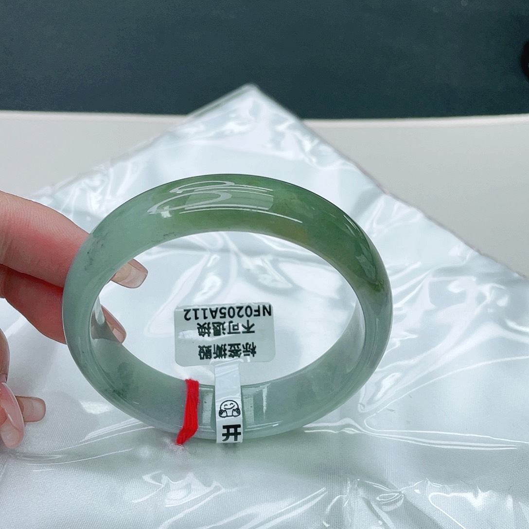 翡翠手镯未镶嵌正57