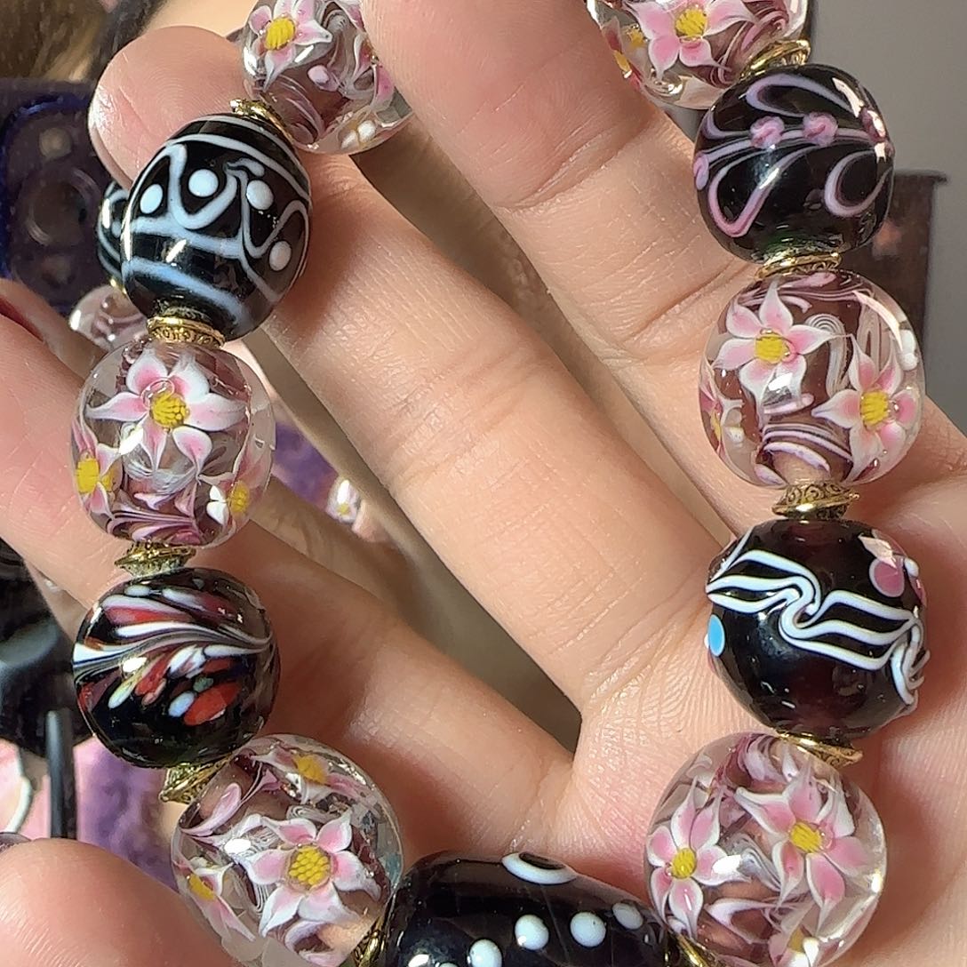 玻璃颈饰老琉璃的故事是一个人的一生中