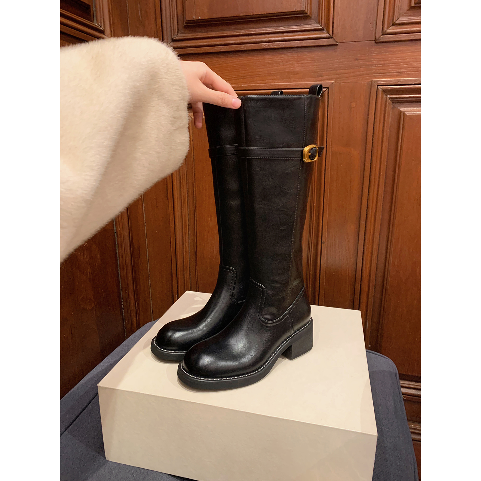 葡萄妈studiolee 5cm粗跟~ 复古小金扣立体圆头中高筒骑士靴女