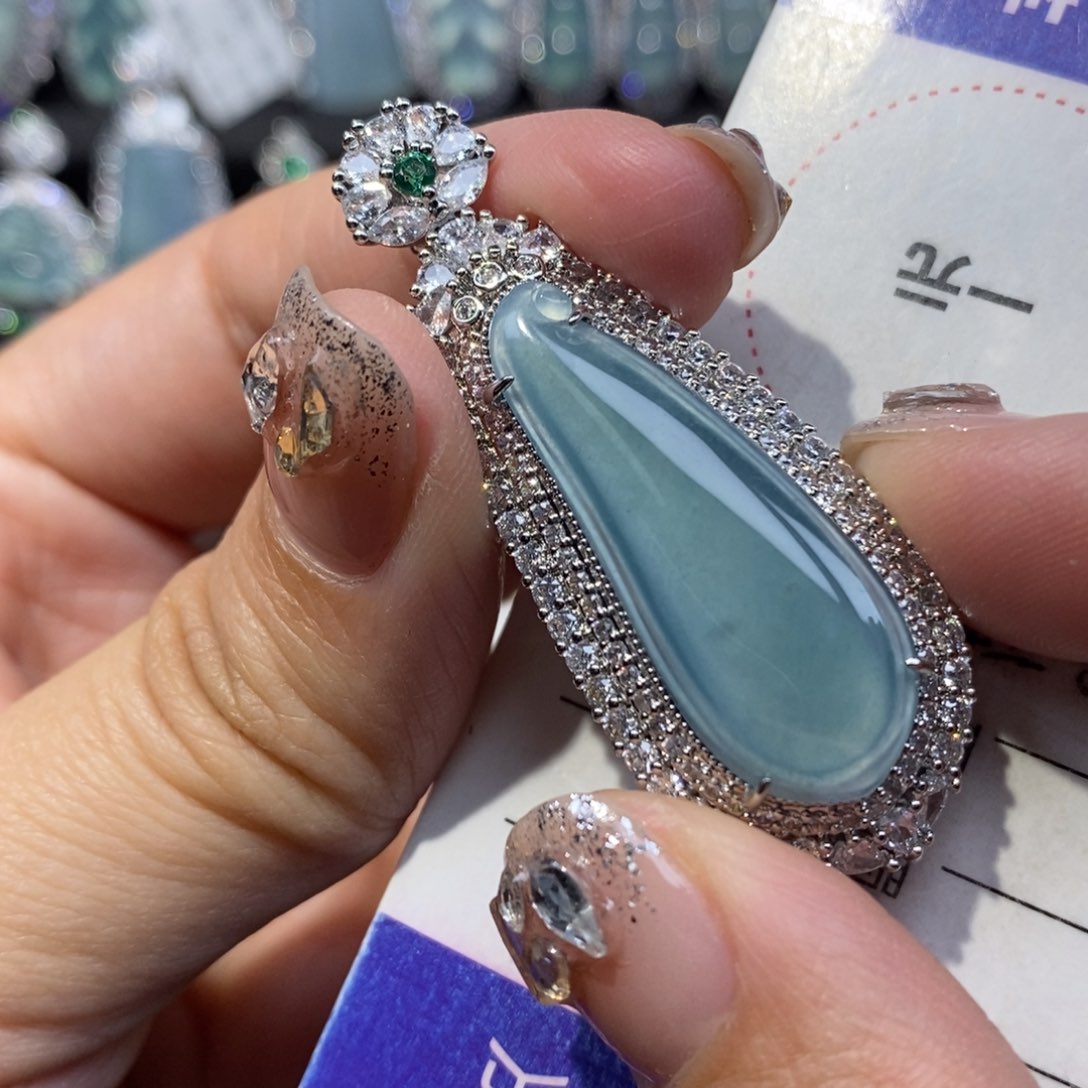 翡翠颈饰未镶嵌翡翠