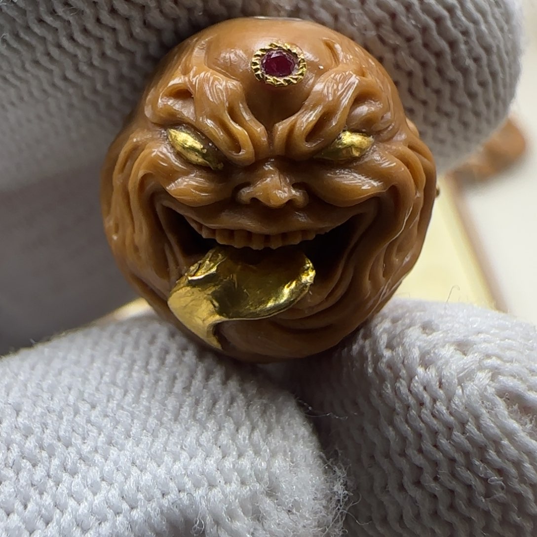 猴头核桃吊坠舔僧镶嵌24k