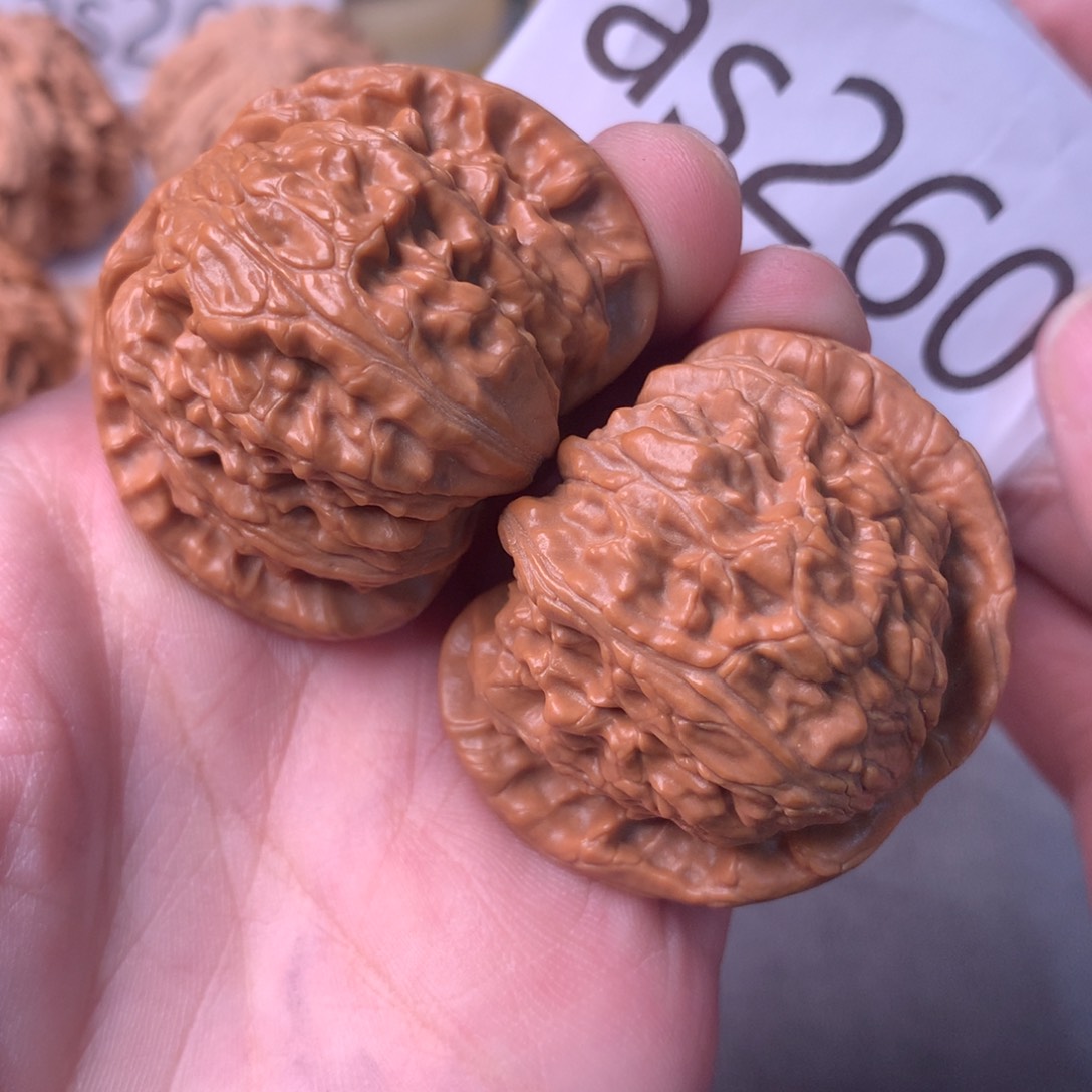 文玩核桃把件红皮闷白