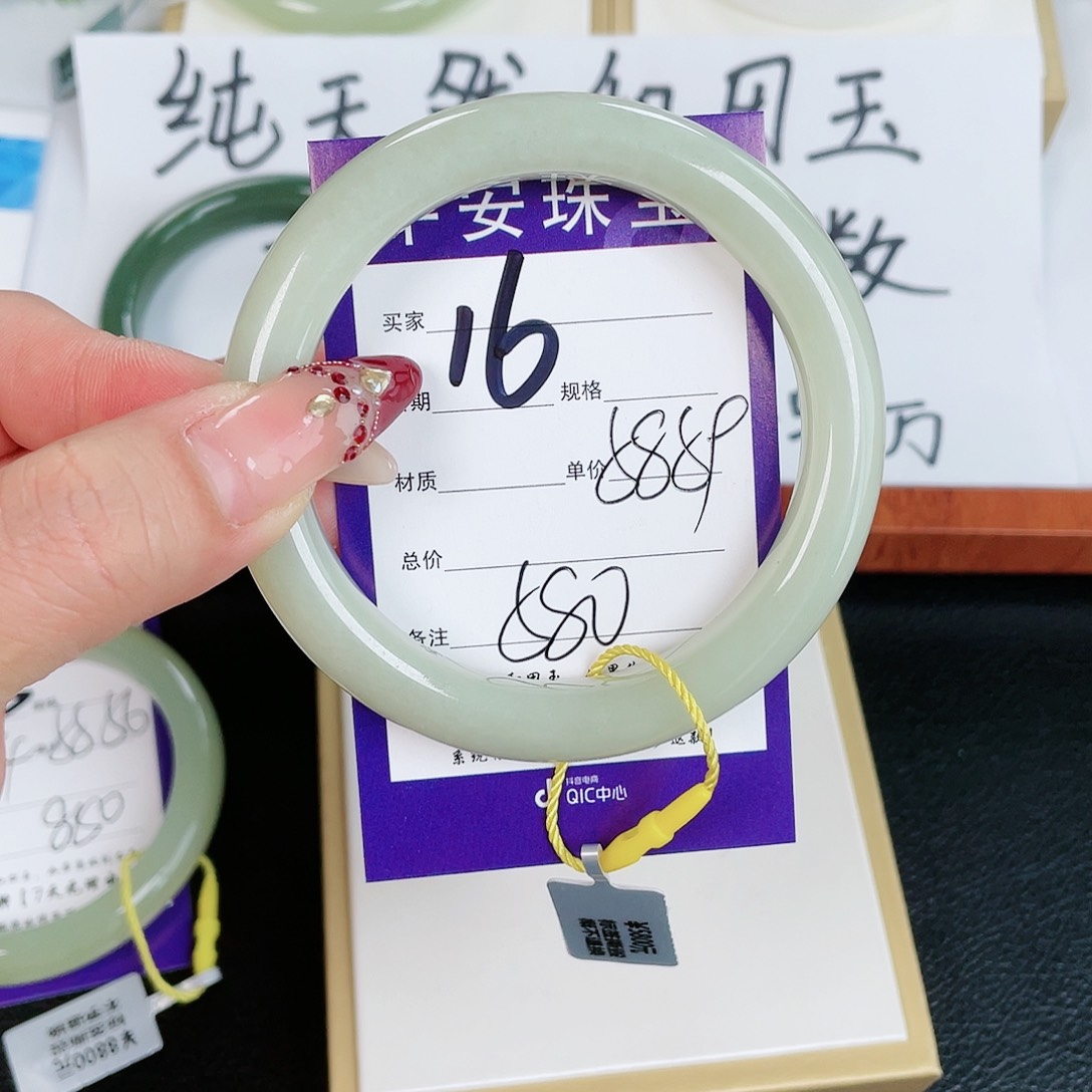 和田玉手镯未镶嵌