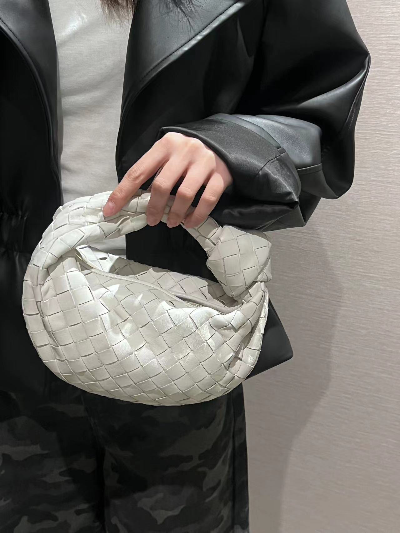 95新 BOTTEGA VENETA/葆蝶家 展会外场  白色编织Jodie包 