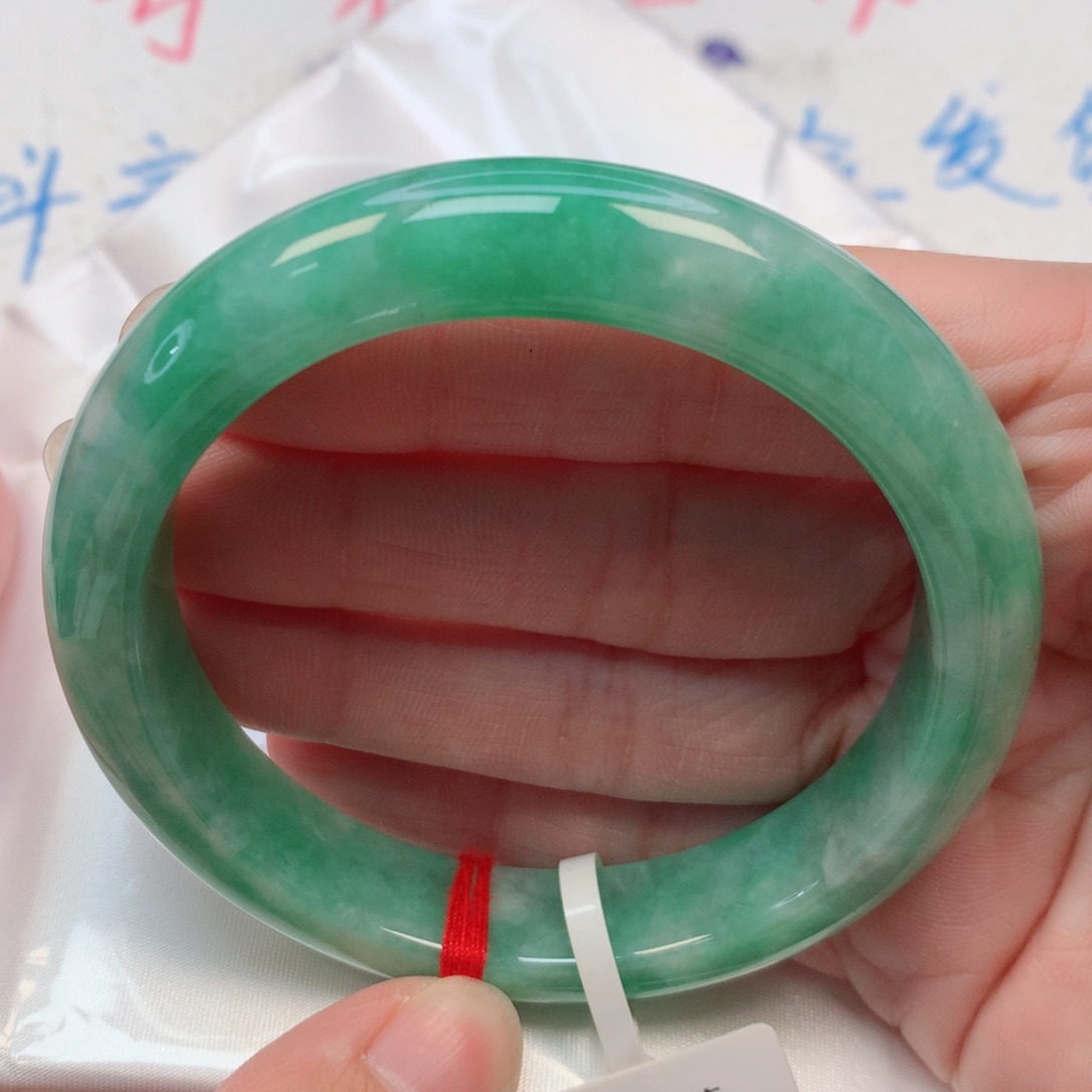 翡翠手镯未镶嵌58圈 果阳绿