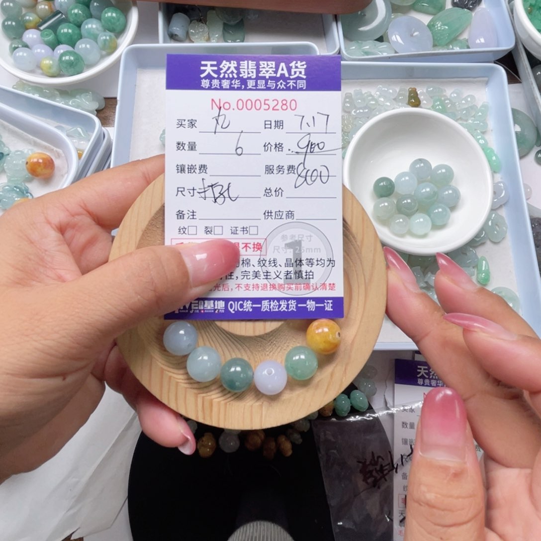 翡翠未镶嵌颈饰丸**?