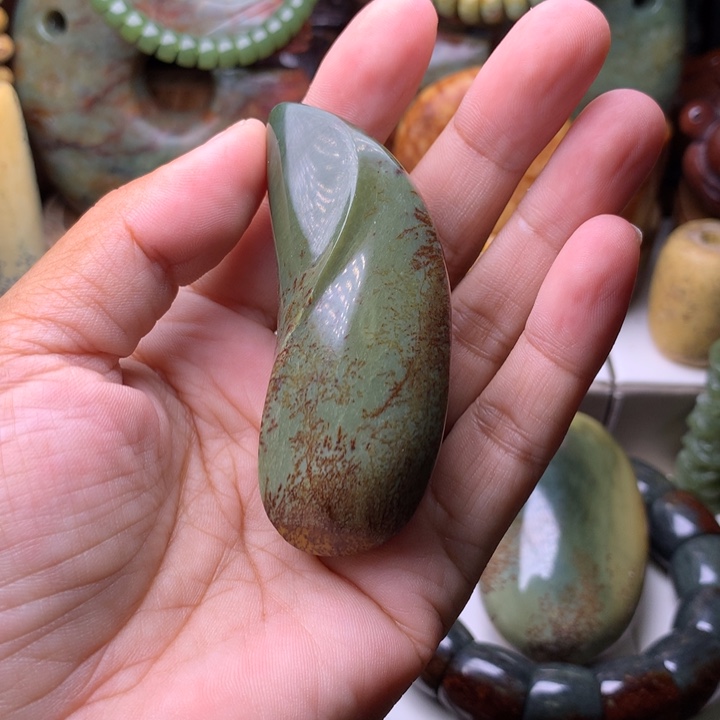 雅***凡未镶嵌岫岩河磨玉（透闪石质玉）把件