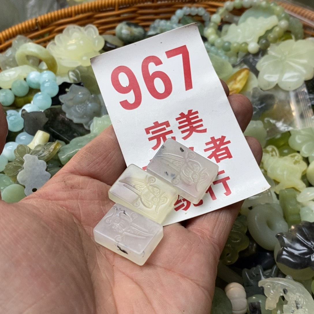 蛇纹石玉挂坠未镶嵌