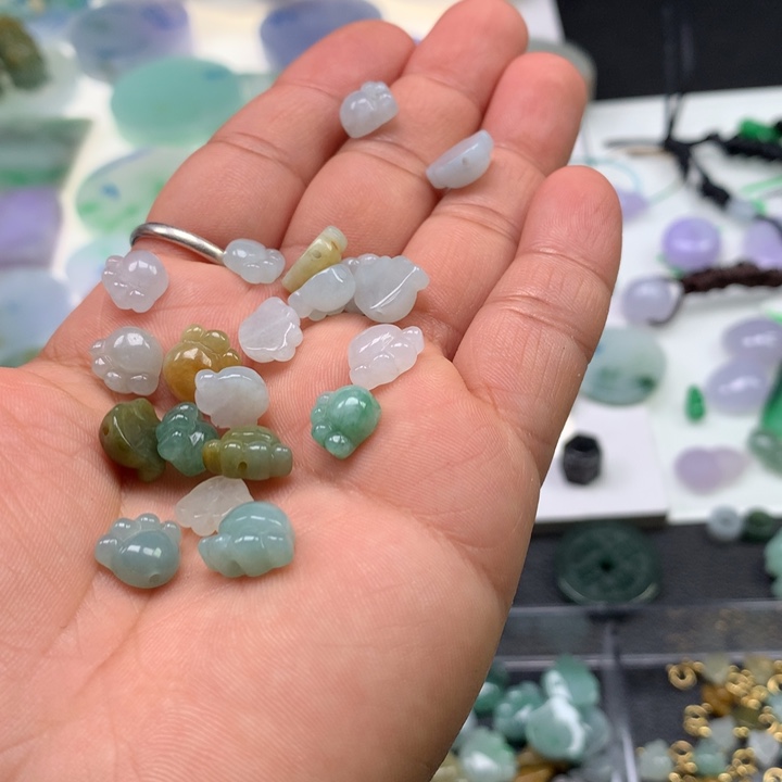 翡翠颈饰未镶嵌不退不换