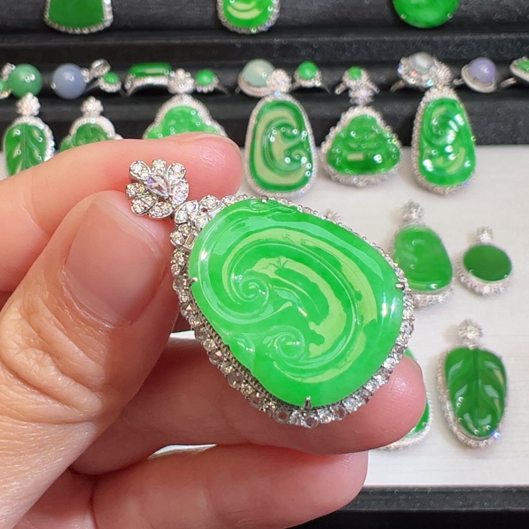 翡翠吊坠(不含链)18K金镶嵌