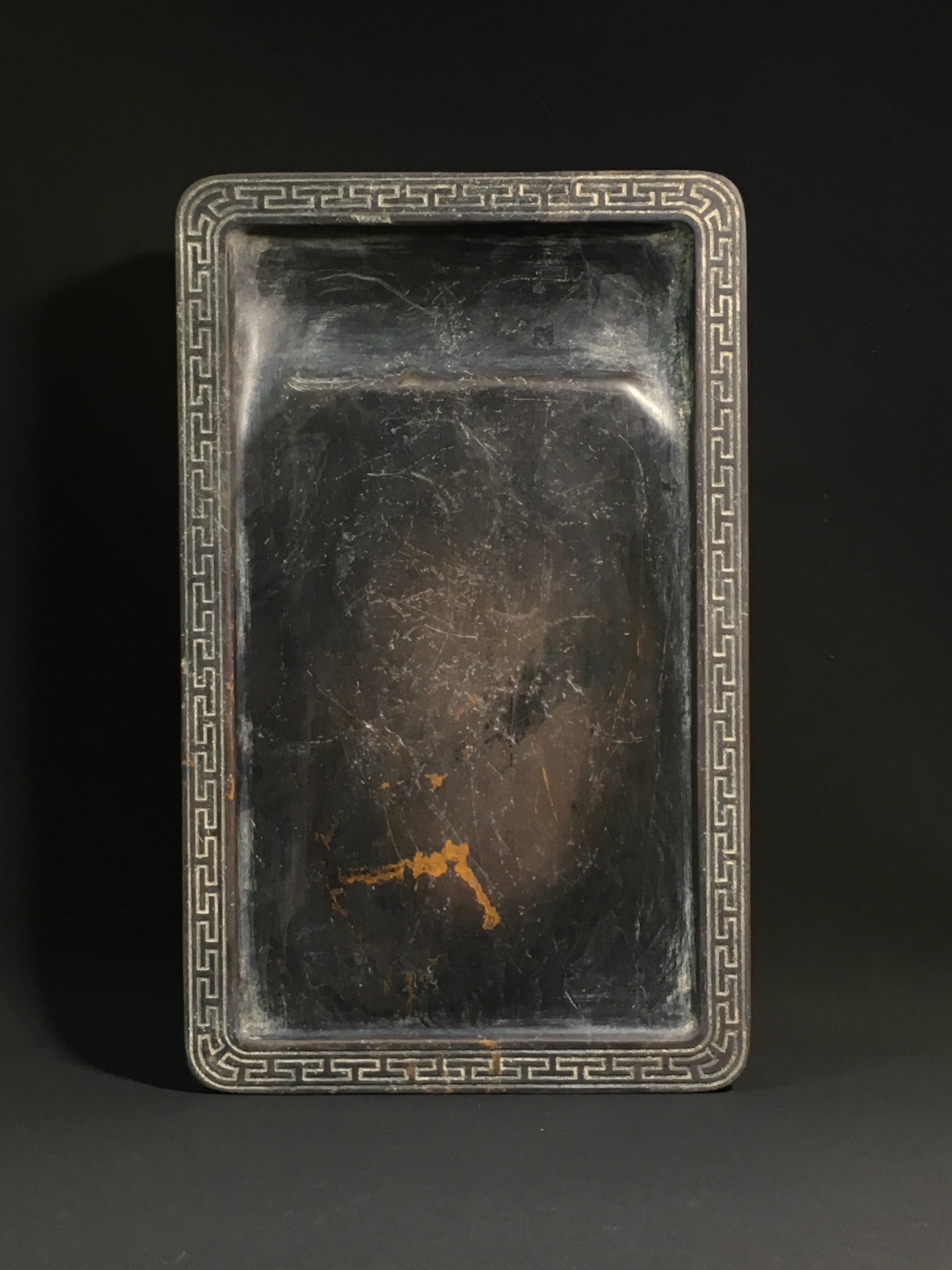 旧藏紫金石素砚，石料完美，端方规整，素池回纹边简约典雅，石色暗紫