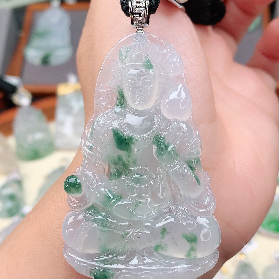 颈饰18K金镶嵌翡翠观音