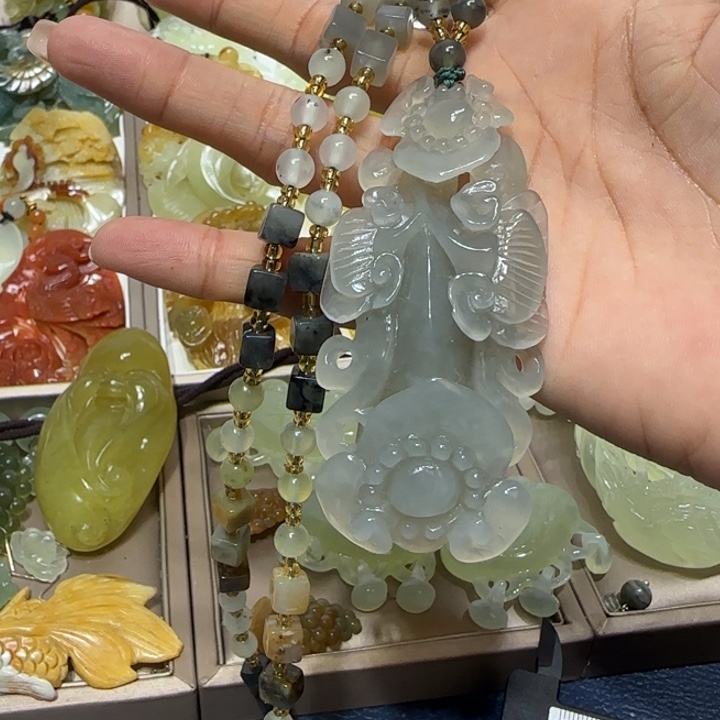 蛇纹石玉吊坠未镶嵌