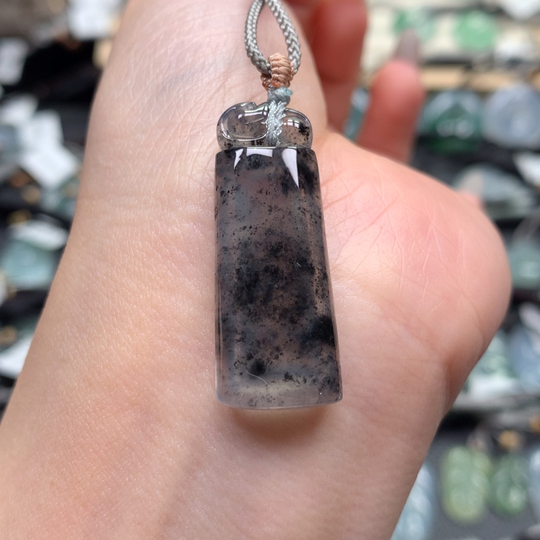 翡翠颈饰未镶嵌无事牌