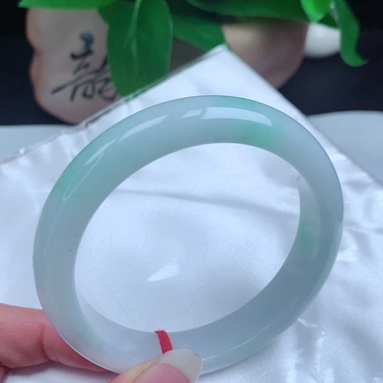翡翠手镯未镶嵌       正圈60 白底青