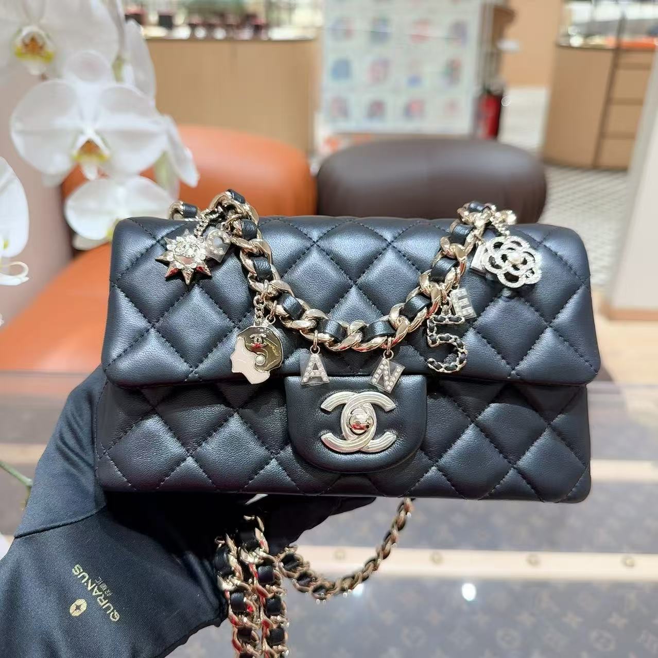 全新未使用 Chanel/香奈儿 21P黑色羊皮徽章吊坠cf大mini链条包