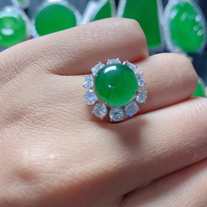 翡翠颈饰18K金镶嵌185。