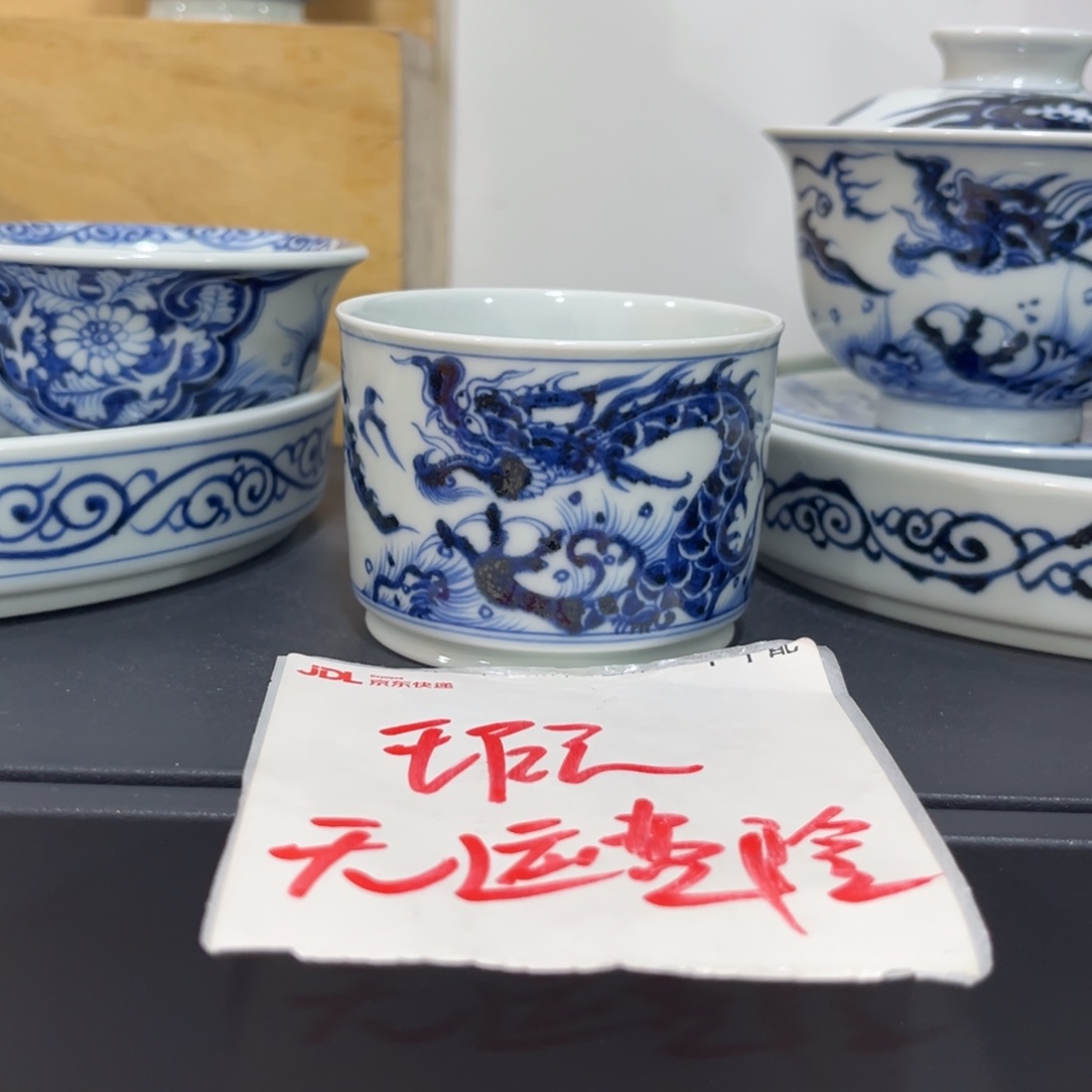 手绘仿元缠枝铠甲龙容天杯