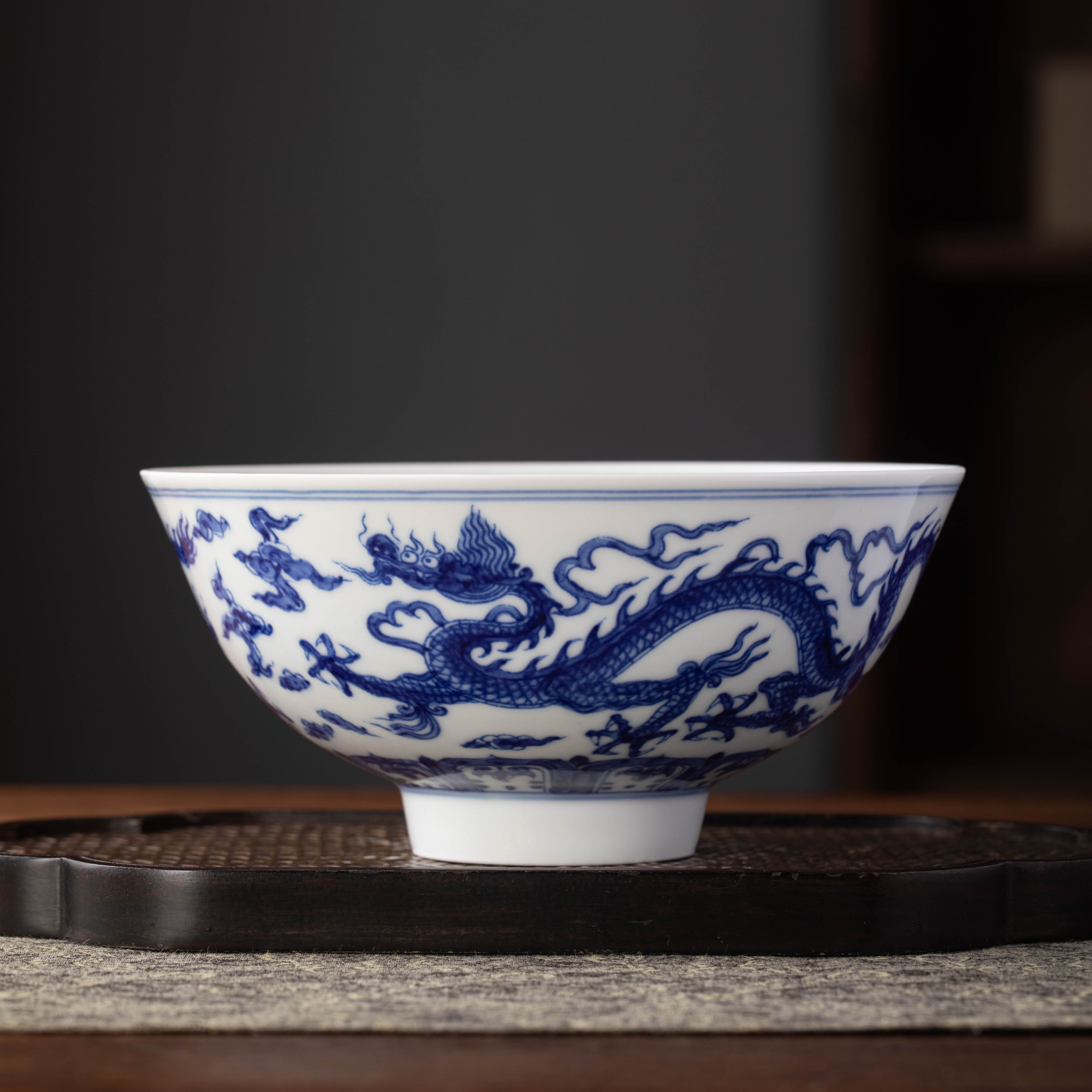 仿明海水龙纹手绘青花宫碗