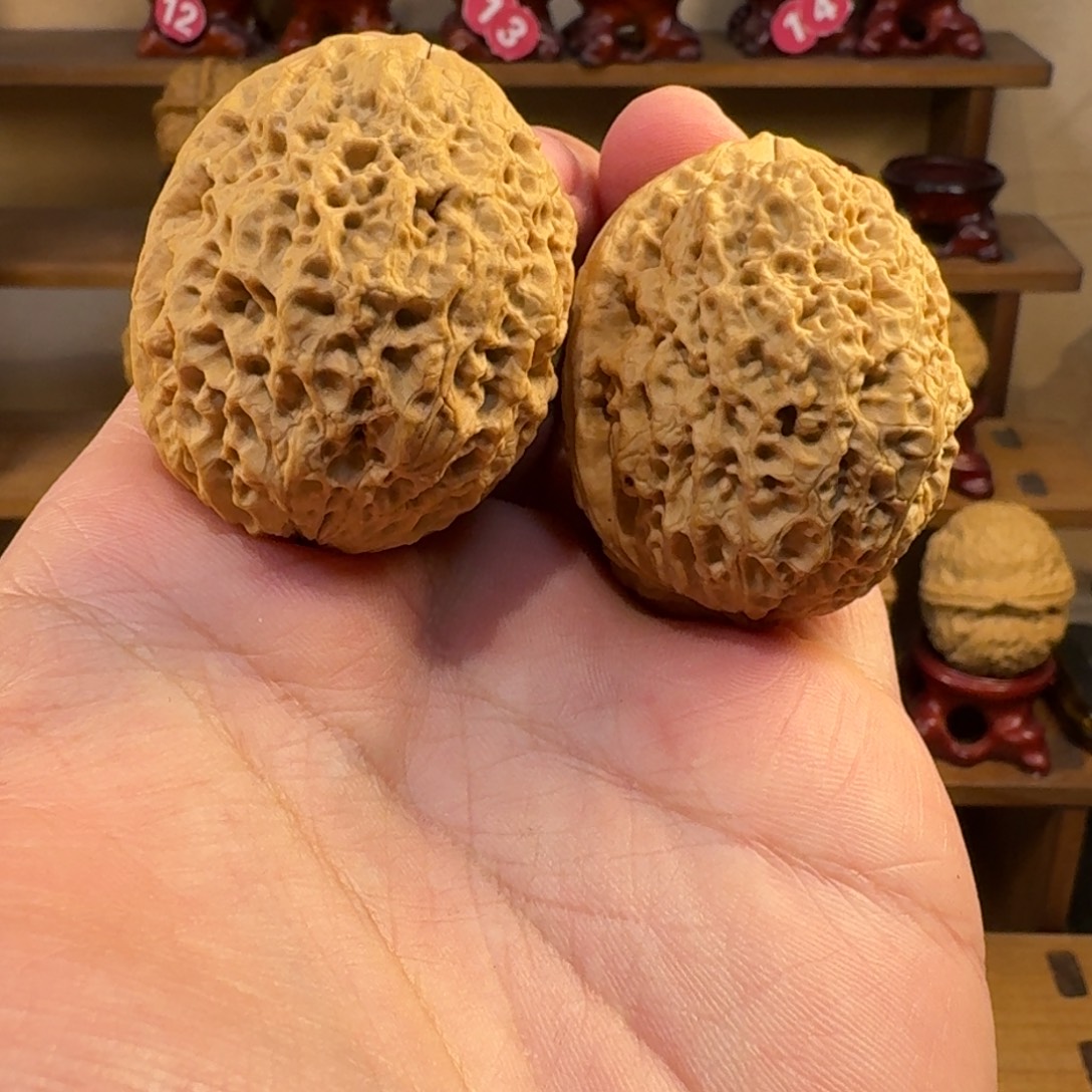 铁核桃把件蚂蚁纹铁狮子