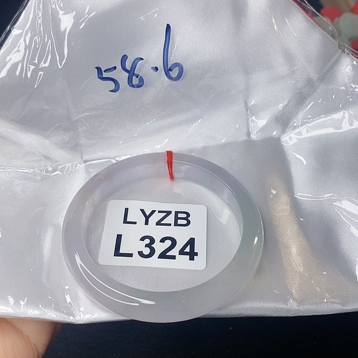 翡翠手镯未镶嵌温*