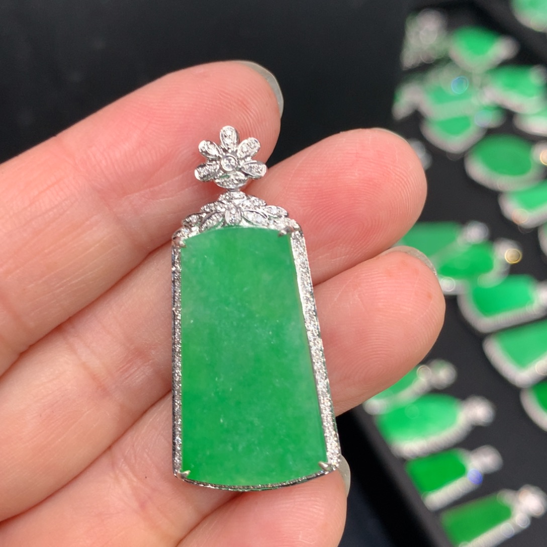 翡翠颈饰18K金镶嵌翡翠