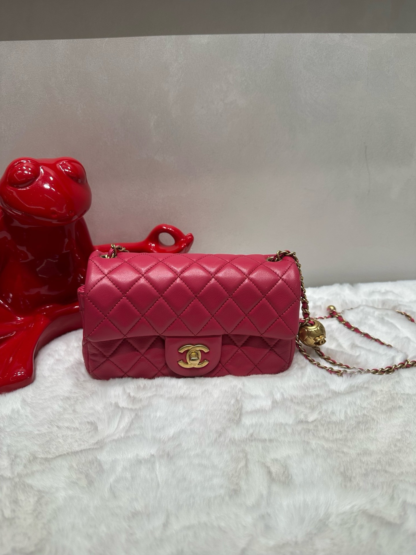 95新 Chanel/香奈儿 香奈儿玫红色金球大mini单肩包（15425816）