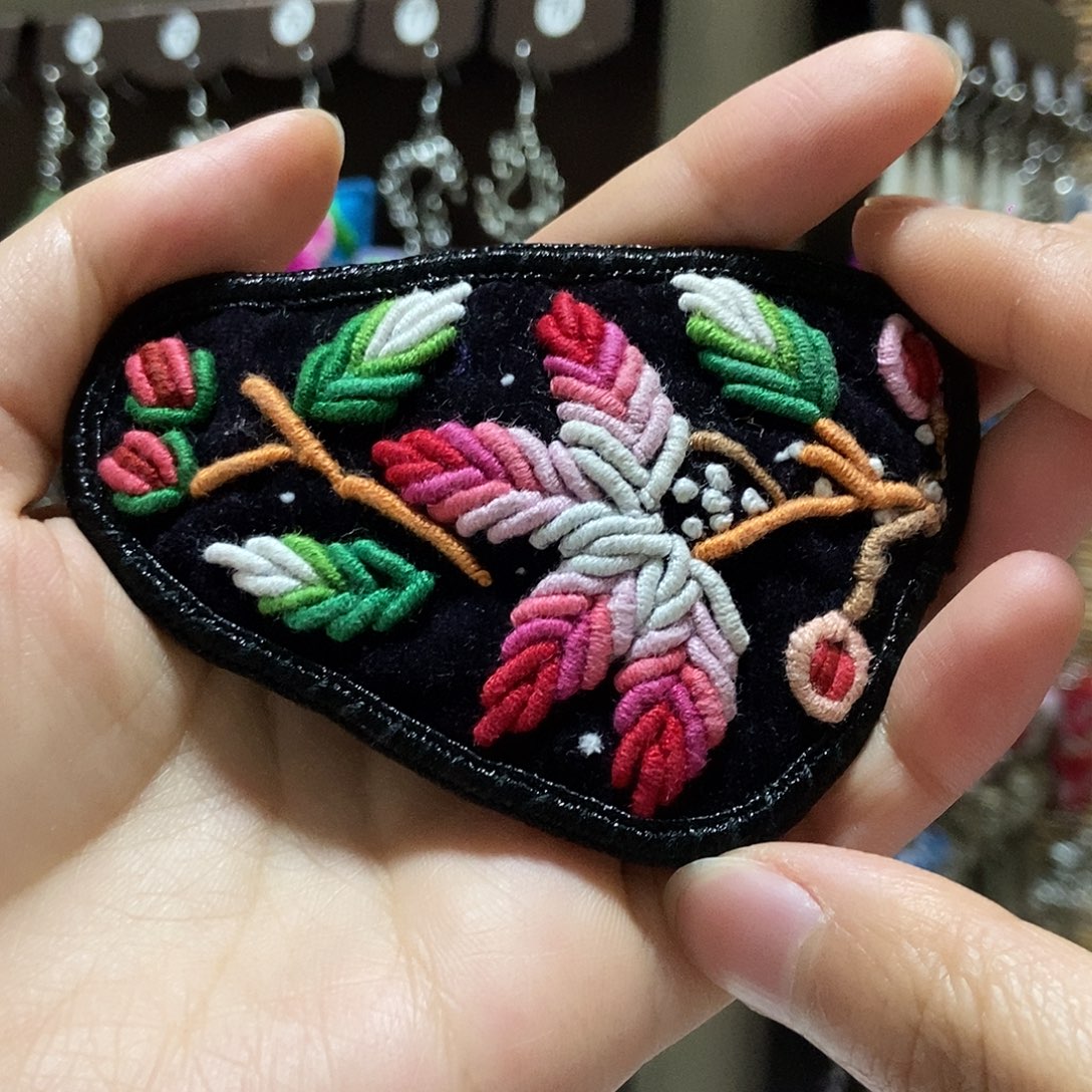 织绣发夹。      发夹