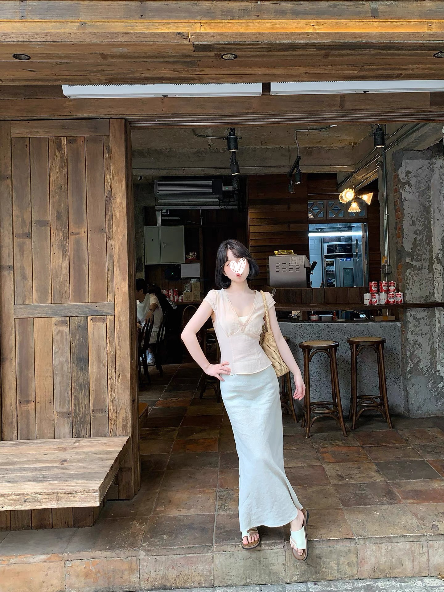  气质深V领蕾丝花边收腰显瘦上衣+法式修身半裙Q136