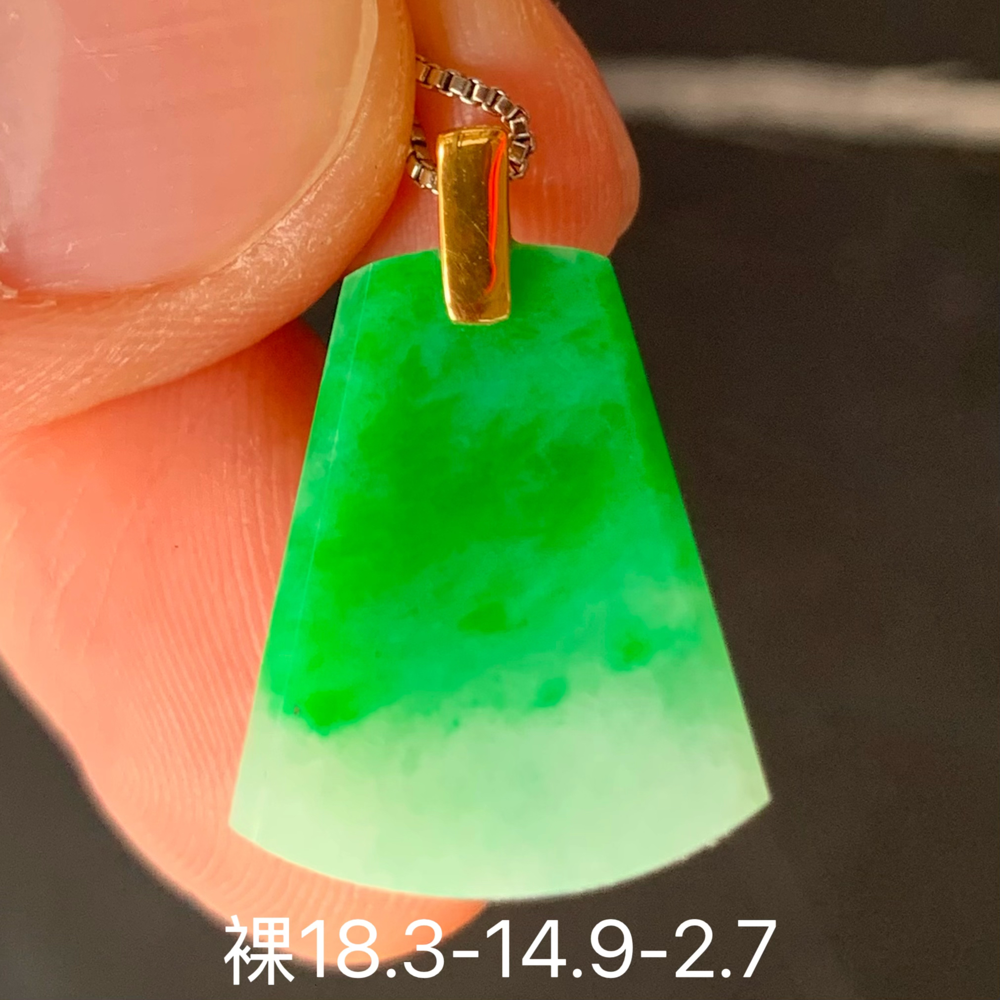 冰阳绿无事牌天然翡翠吊坠 镶嵌精致