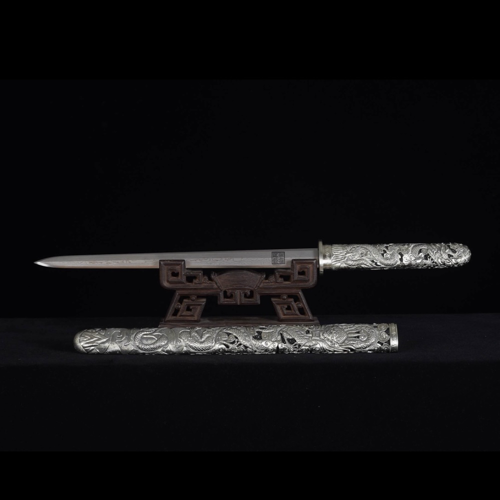 龙泉宝剑厂【盘龙】白铜鱼皮千层钢高工作品收藏佳品未开刃