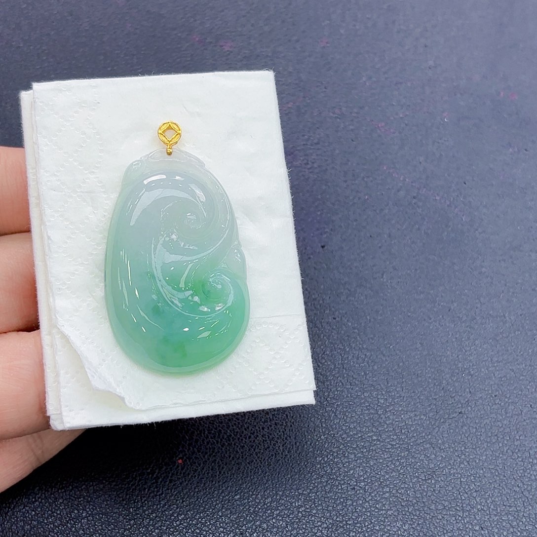 翡翠18K金镶嵌颈饰如意吊坠