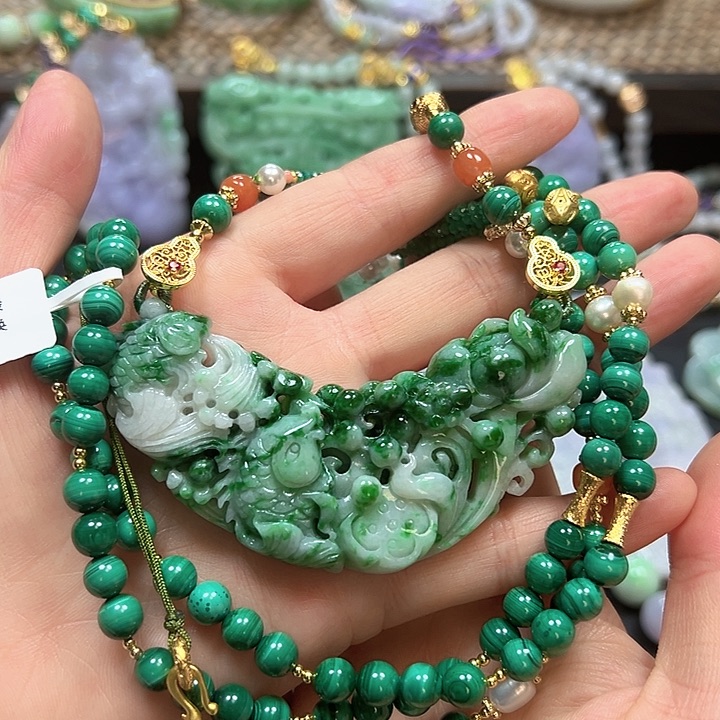 翡翠颈饰未镶嵌吊坠